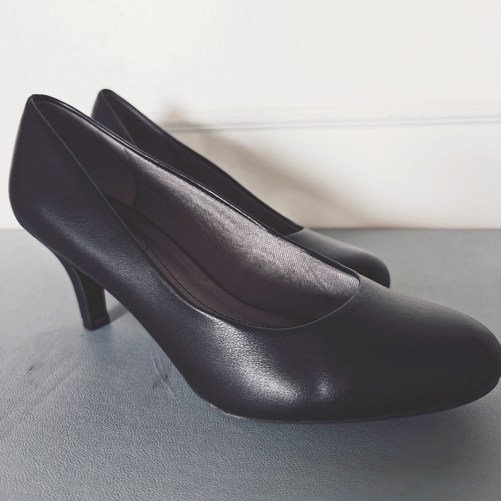 Classic black heels - office - Size 8.5M